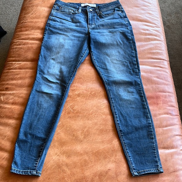 Signature by Levi Strauss Denim - Mid rise ladies jeans in new condition. You’ll love these jeans!